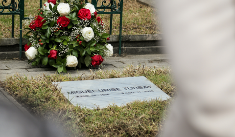 Investigación en curso sobre el asesinato de Miguel Uribe Turbay: ¿Segunda Marquetalia involucrada? Capturas próximas. Molestia en la casa Santos por declaraciones de Juan Carlos Pinzón.