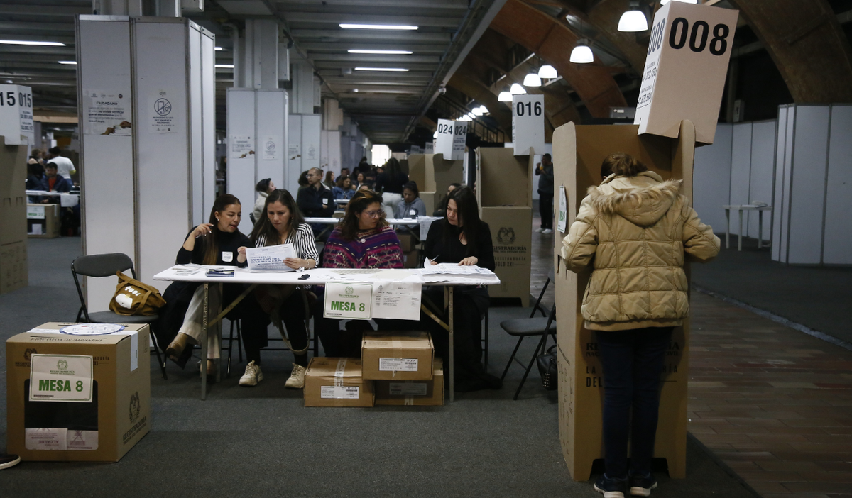 La Defensoría del Pueblo alerta sobre riesgos electorales en Colombia: 649 municipios en peligro. Iris Marín destaca la importancia de la prevención.
