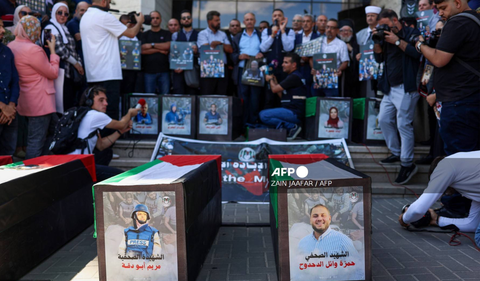 Conmemoración ciudadana en Tel Aviv reúne a 30.000 personas en homenaje a víctimas del conflicto. Familias exigen liberación de secuestrados en evento sin presencia política.