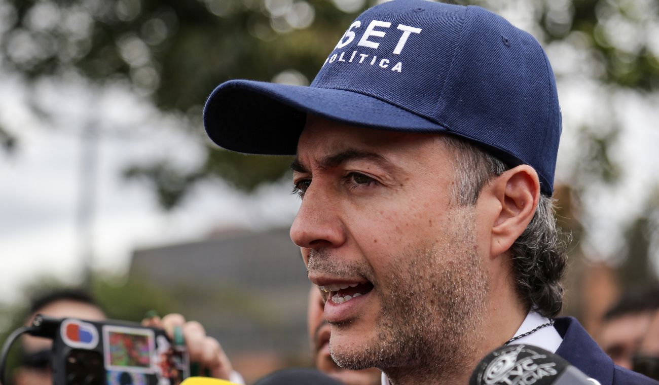 Daniel Quintero renuncia a consulta del Pacto Histórico por posibles riesgos jurídicos, generando preocupación por inversión de recursos públicos.
