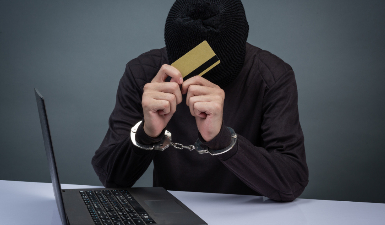 No responder números desconocidos ni compartir información personal evita fraudes telefónicos.