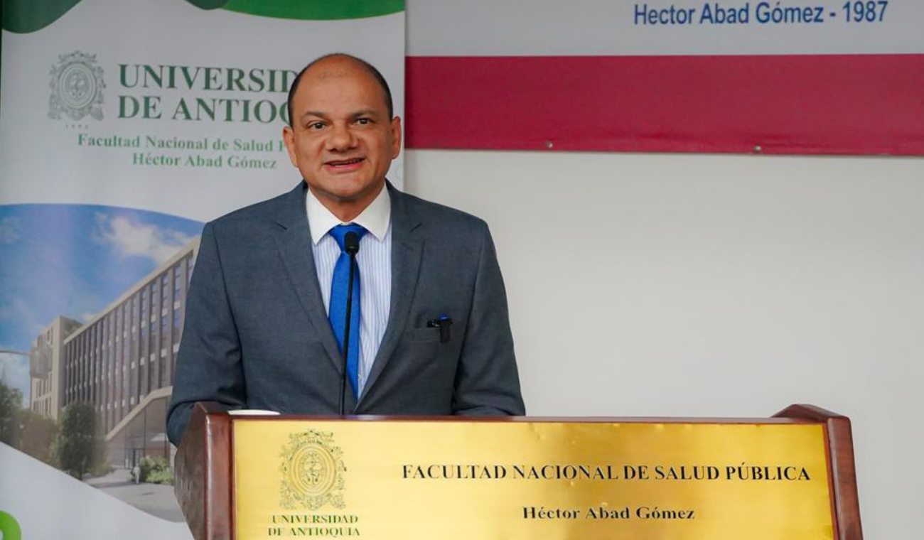 El ministro de salud confirma renuncia del Superintendente Nacional de Salud y designa nuevo encargado.