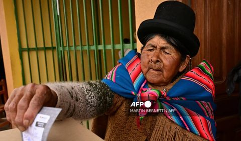 Ciudadanos bolivianos acuden a las urnas en un balotaje decisivo marcado por la crisis económica.