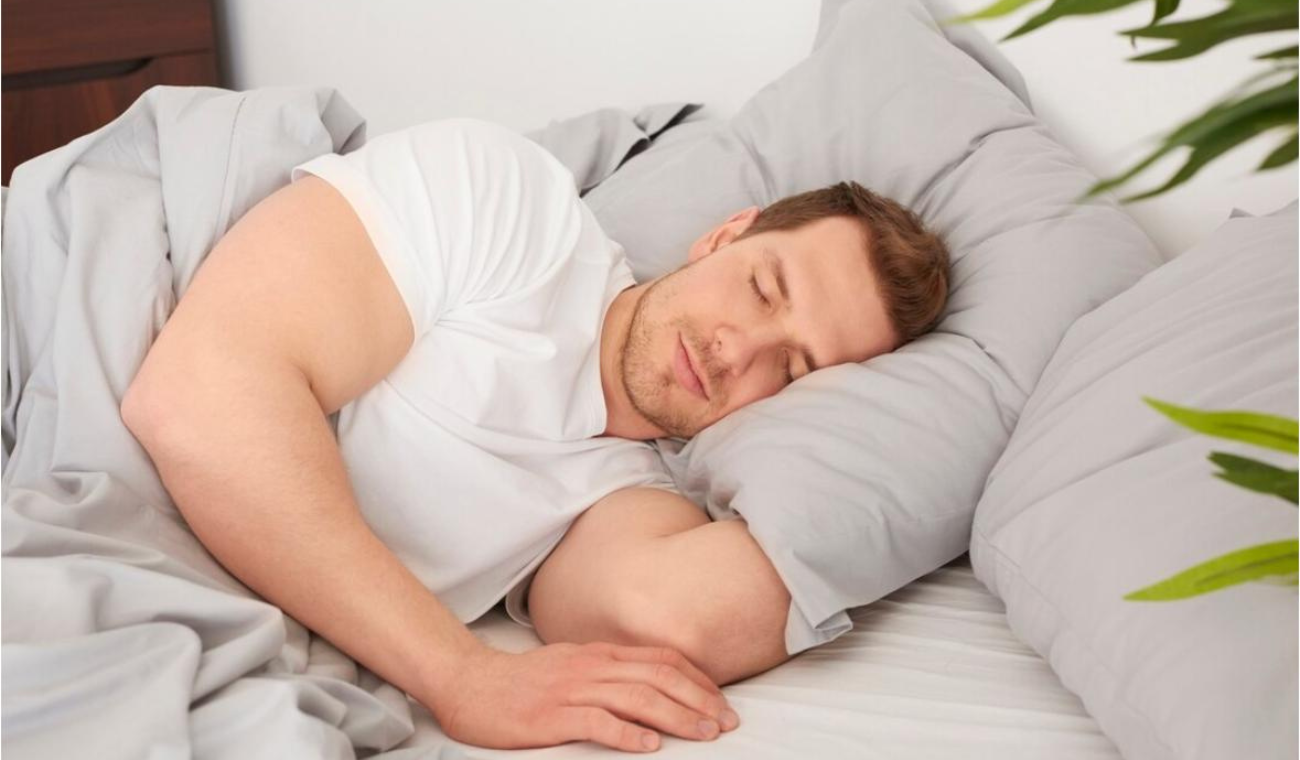 Dormir bien: la clave para combatir el envejecimiento prematuro. Descubre cómo el sueño afecta tu salud y tu apariencia.