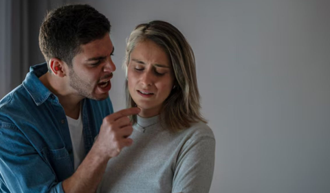 Las redes sociales refuerzan estereotipos de éxito físico y económico que afectan la autoestima masculina.