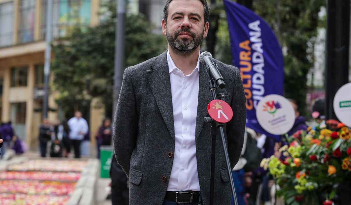 El alcalde mayor de Bogotá, Carlos Fernando Galán, se pronunció sobre los hechos vandálicos ocurridos en las recientes protestas en la capital, destacando las restricciones al uso de la Fuerza Pública.