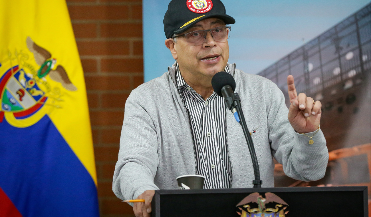 El presidente Gustavo Petro ordena acciones legales por sedición contra candidatos presidenciales, mientras defiende la cultura palestina.