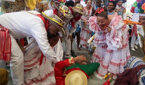 Descubre cómo la danza puede mejorar tu salud emocional y física con los expertos Eric Cardona, Sara Trujillo y Jimena en La FM. Conoce cómo el baile fortalece la conexión mente-cuerpo y encuentra equilibrio en tu vida.