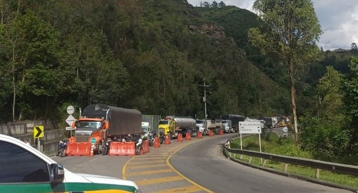El gobernador de Cundinamarca advierte sobre las graves consecuencias del derrumbe en la vía al Llano: afectaciones económicas y sociales siguen en aumento.