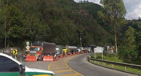 El gobernador de Cundinamarca advierte sobre las graves consecuencias del derrumbe en la vía al Llano: afectaciones económicas y sociales siguen en aumento.