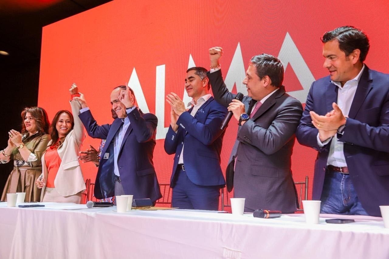 Alianza por la Libertad, la Moral y la Acción Alma: nueva coalición de centro con 40 movimientos para elecciones de 2026. Senadora Lorena Ríos lidera discusión sobre reforma laboral en el Senado.