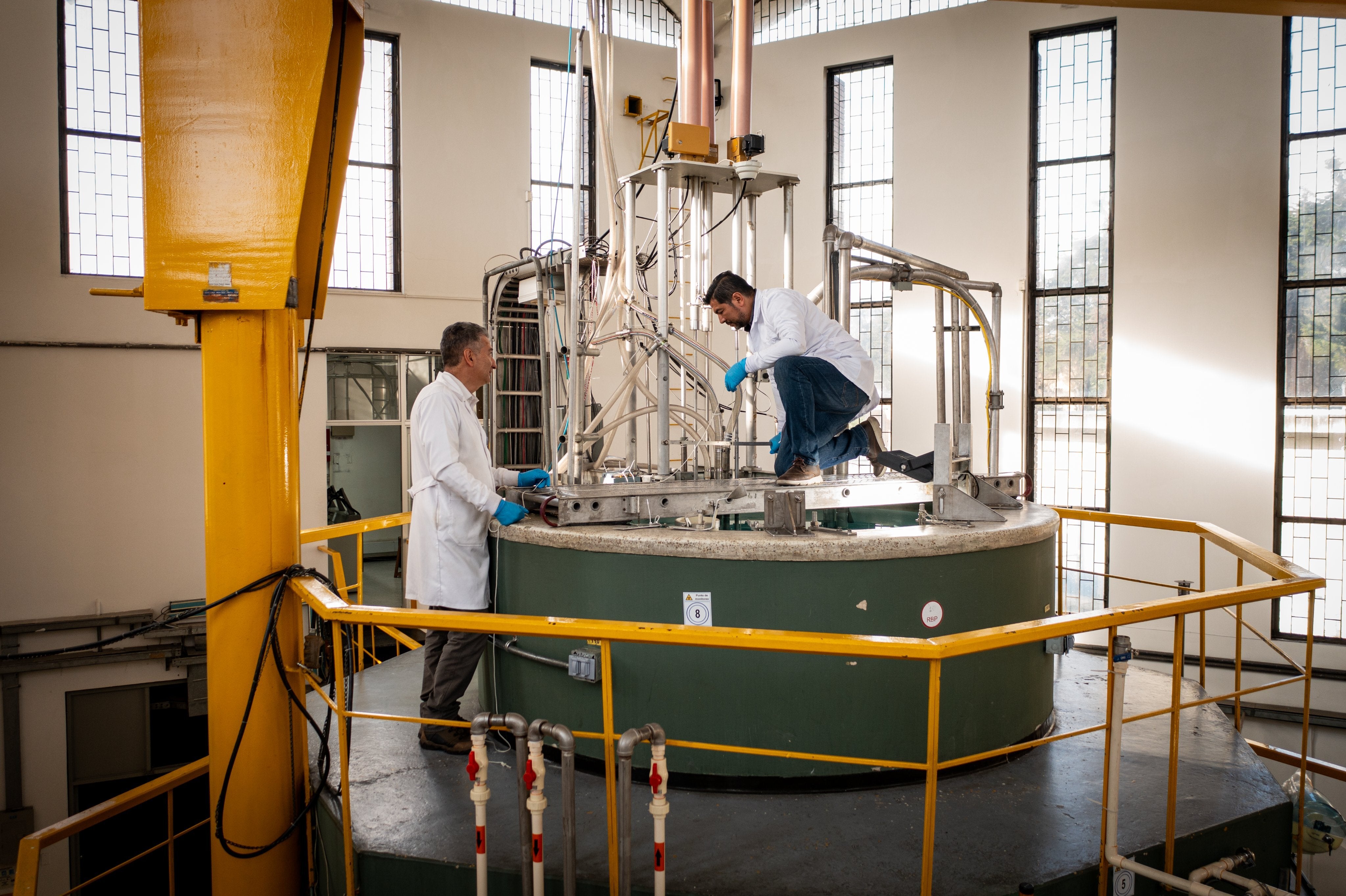 Dos científicos examinan el reactor nuclear IAN-R1, el único en Colombia.
