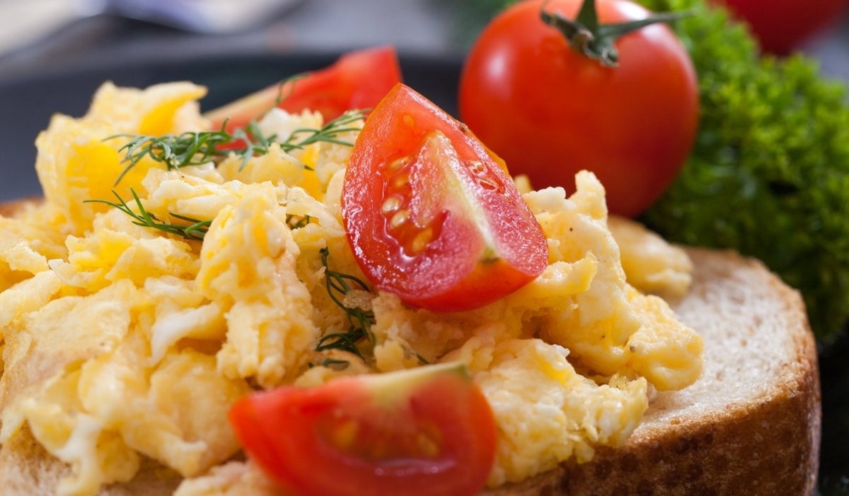 Huevos revueltos perfectos cómo lograr una textura suave, cremosa y llena de sabor gourmet