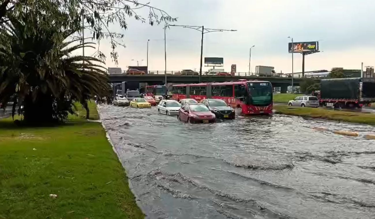 Inundaciones en Autopista Norte y avenida Boyacá. Conduzca con precaución.