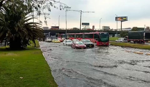 Inundaciones en Autopista Norte y avenida Boyacá. Conduzca con precaución.