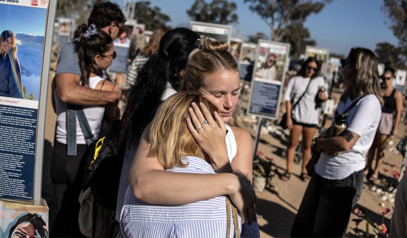 Rebeca González narra el doloroso cautiverio de su esposo en Gaza, mientras su hijo de cinco años espera con esperanza. Descubre cómo viven las familias de los secuestrados en la Franja de Gaza