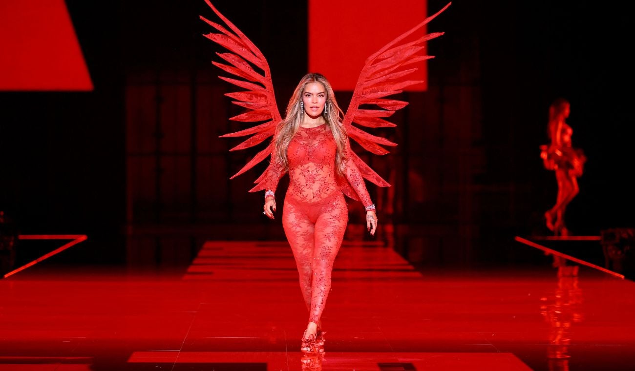 Karol G deslumbró al ser la primera colombiana en cantar en el Victoria’s Secret Fashion Show 2025