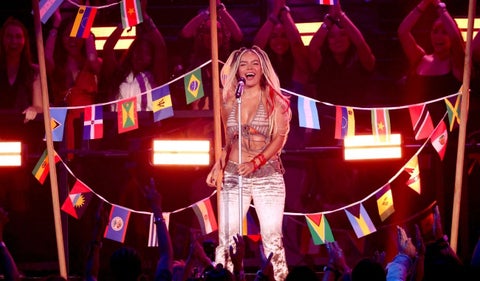 Cuándo y dónde ver a Karol G en el Fashion Show de Victoria’s Secret 2025
