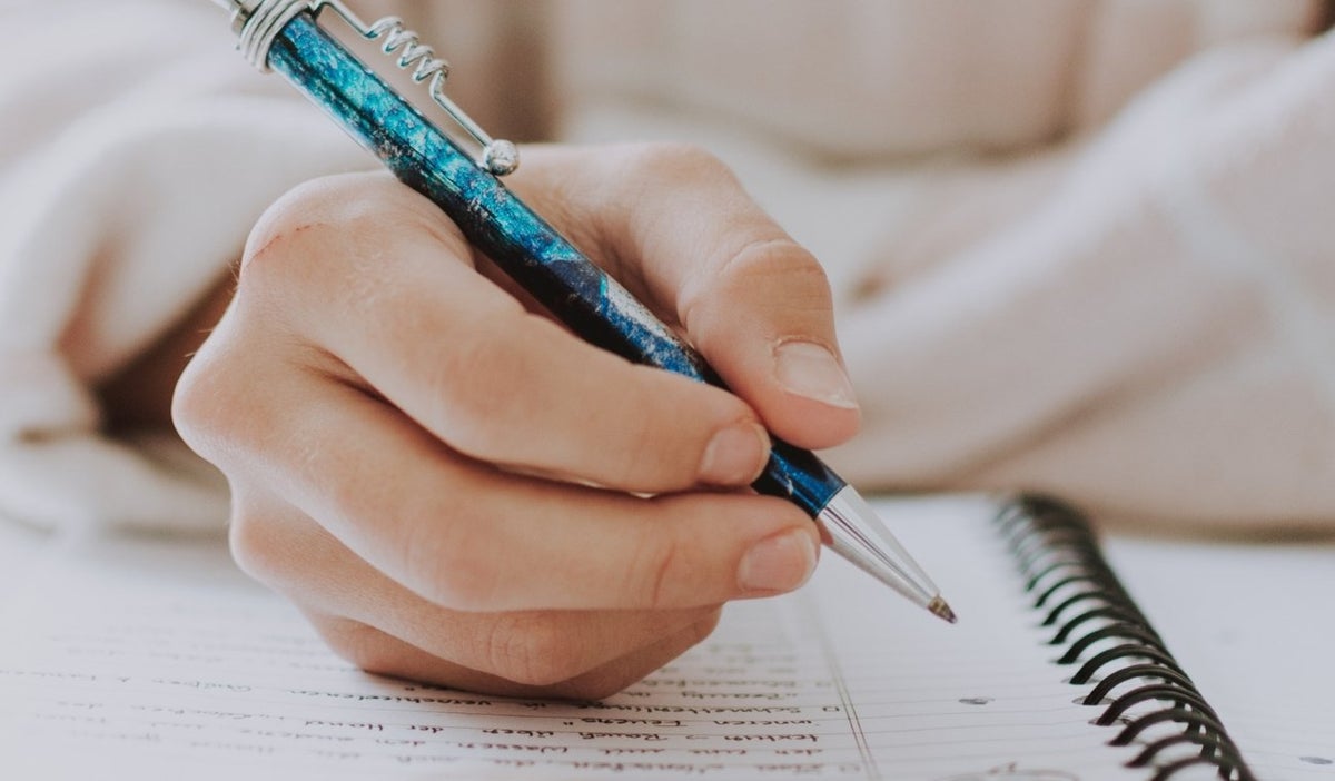 La letra T en la escritura podría revelar rasgos de su personalidad, según la grafología