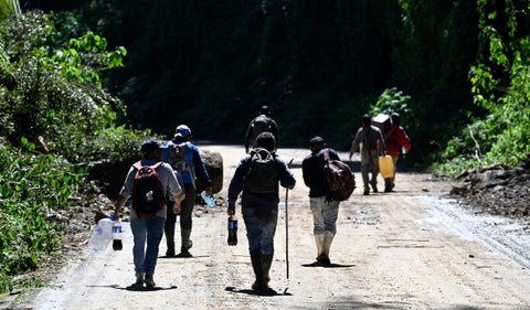 Aumentan a 44 los muertos por lluvias en México, socorristas luchan por abrir carreteras en Hidalgo, Puebla y Veracruz