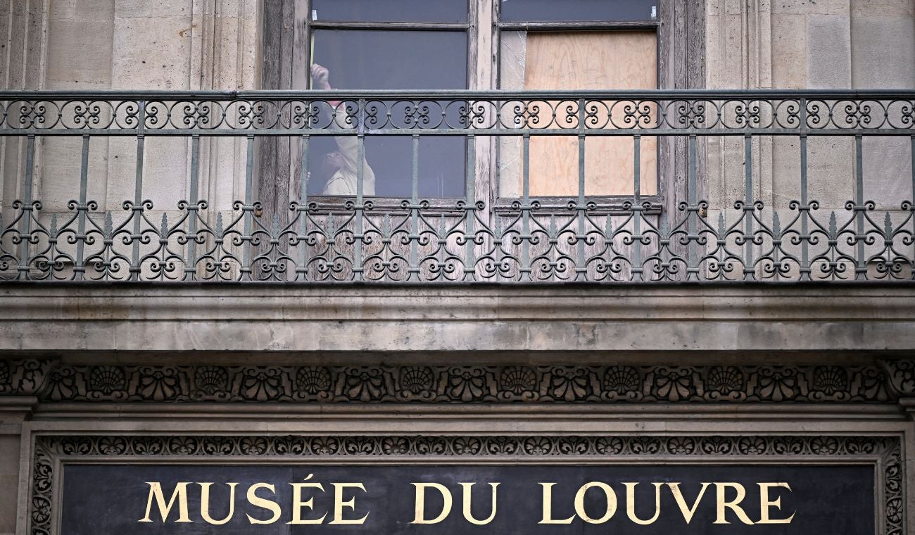 Robo histórico en el Louvre: joyas de emperatrices y reinas sustraídas en un asalto de siete minutos.