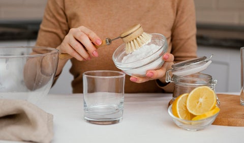 Mezclar bicarbonato de sodio con agua oxigenada usos prácticos y cuidados