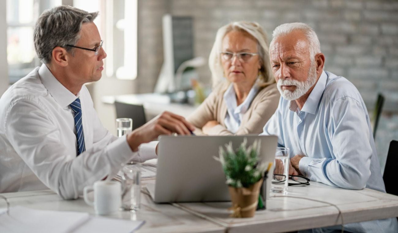 La decisión no modifica la edad para pensionarse: las mujeres seguirán accediendo a su pensión a los 57 años, y los hombres, a los 62 años.