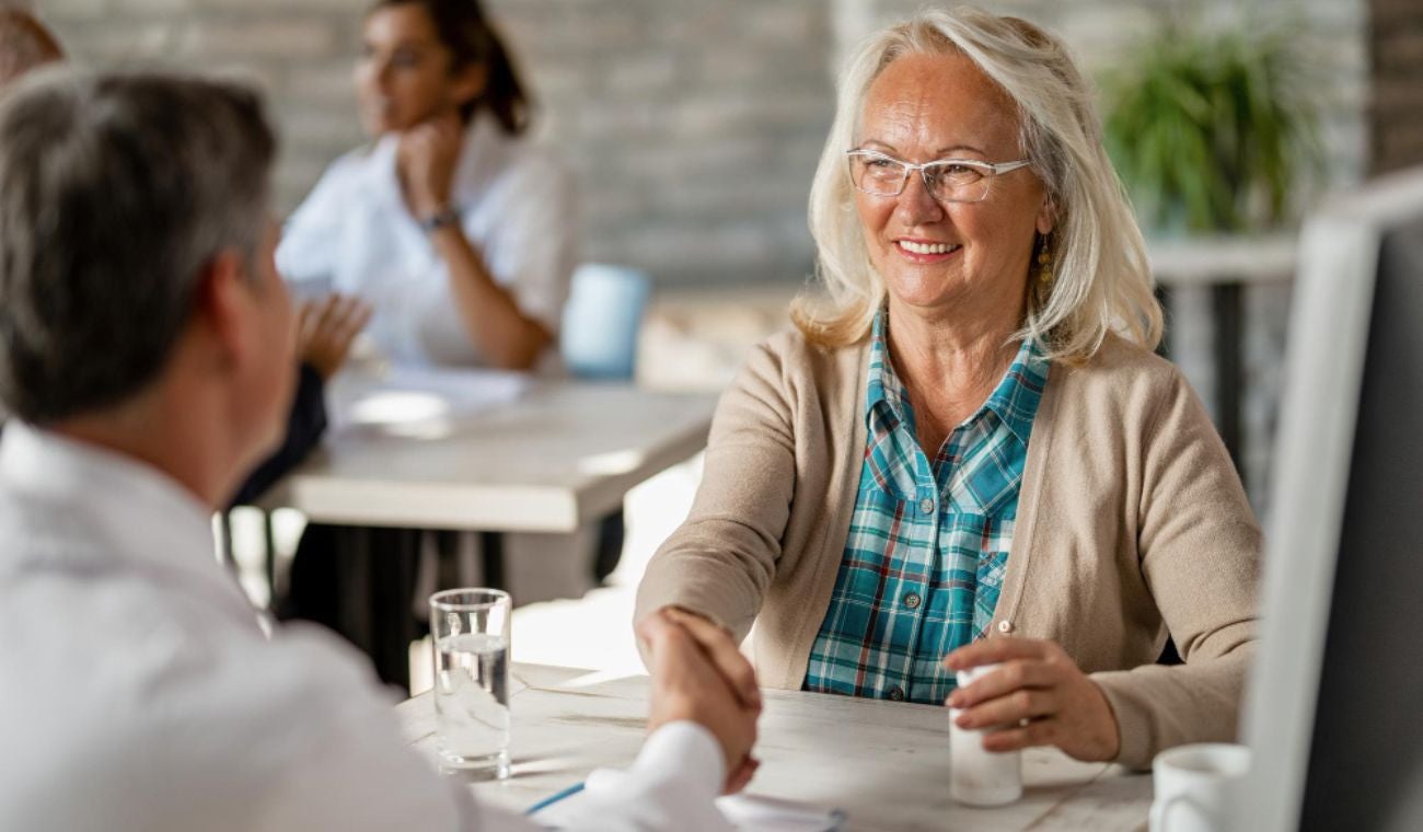 Colpensiones explicó que quienes ya tienen una pensión por invalidez pueden continuar aportando al sistema para completar las semanas necesarias