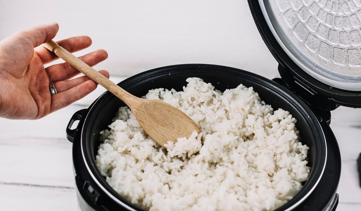 Por qué no se debe guardar el arroz cocido más de un día, según experta en seguridad alimentaria