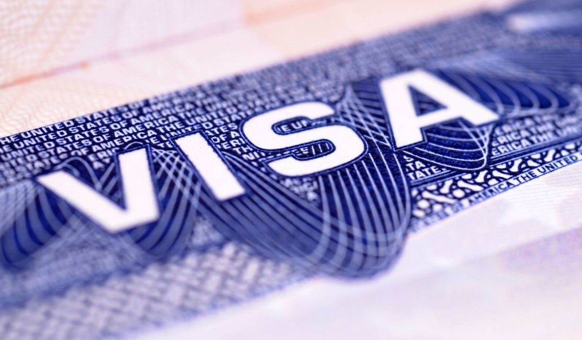 Walmart pausa contratación visas H1B por nuevas políticas migratorias de Trump.