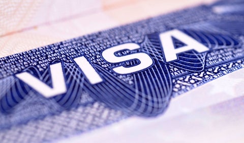 Walmart pausa contratación visas H1B por nuevas políticas migratorias de Trump.
