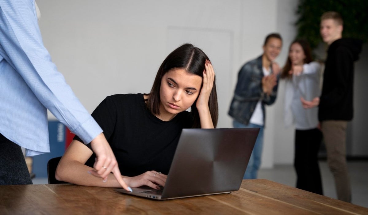 Psicóloga explica cómo el comportamiento de un jefe puede afectar la salud mental de los trabajadores