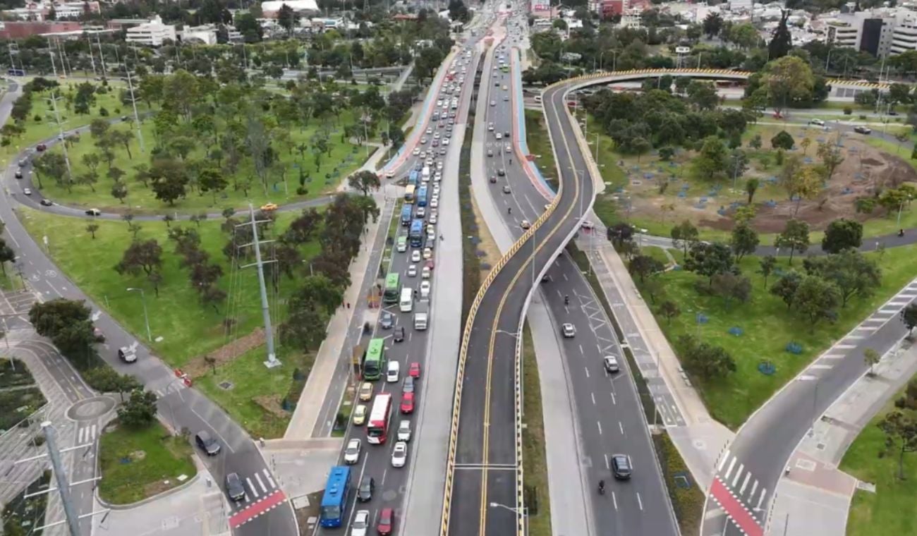 vances en la movilidad de Bogotá: el IDU trabaja en la construcción de la avenida 68 para optimizar el transporte público y aliviar la congestión vehicular en la capital. Pronto se abrirá el puente curvo en la calle 26, facilitando el paso de vehículos particulares y transporte público
