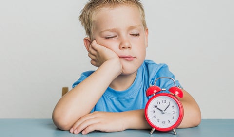 Niño madrugando