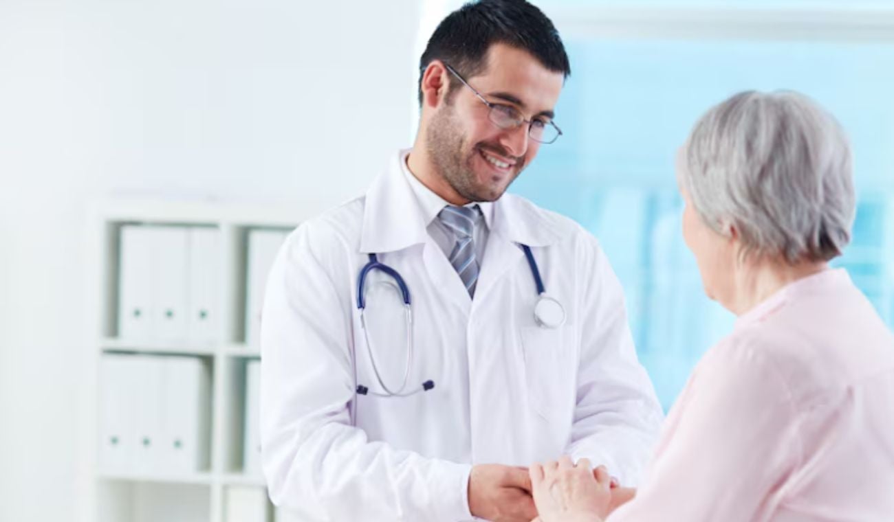 Según explicó, este enfoque terapéutico busca identificar el origen emocional de los diagnósticos corporales