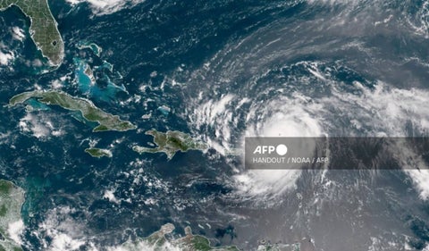 El Centro Nacional de Huracanes NHC informa sobre la formación de la tormenta tropical Jerry en el Atlántico central, que podría convertirse en huracán en los próximos días. Sin peligro inmediato en tierra, autoridades mantienen vigilancia
