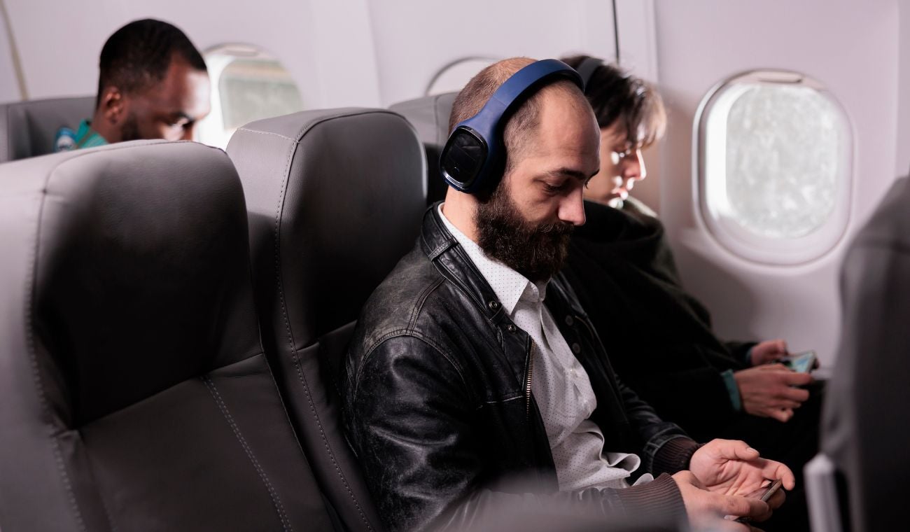 ¿Qué tipo de ROPA NO debo USAR para viajar en AVIÓN?
