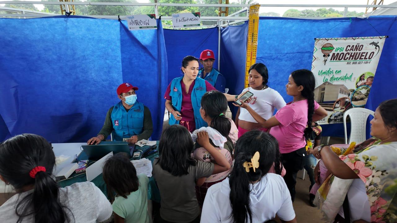 Personal médico atendiendo a usuarios gracias a la estrategia Hospital sin límites en Casanare.