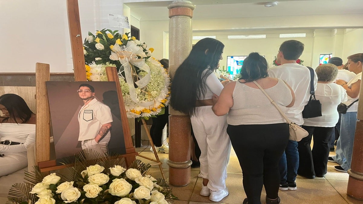 Familiares y amigos despiden a BKing en emotiva ceremonia en Campos de Paz. Justicia divina y homenaje al cantante urbano.