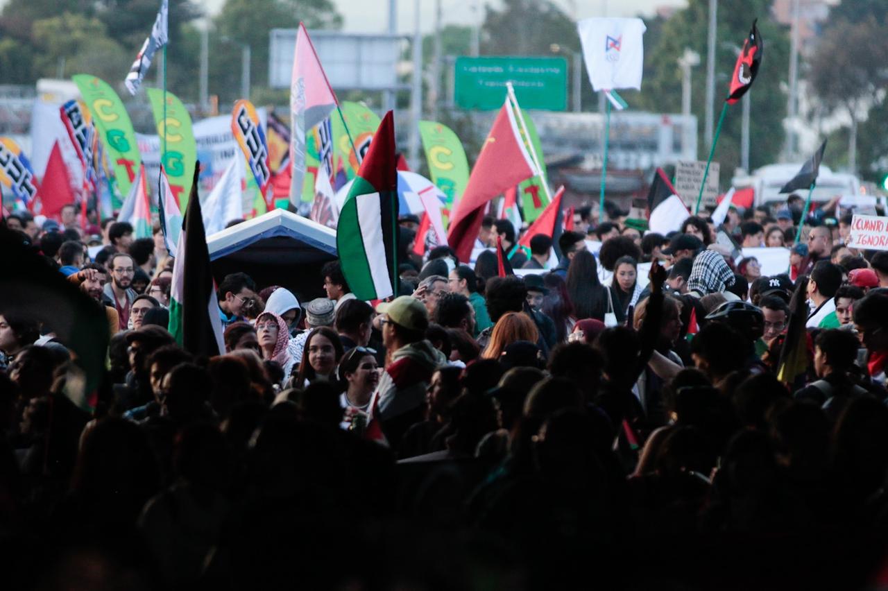 Manifestantes se reúnen en un sector de la calle 26 de Bogotá para protestar por la causa palestina.