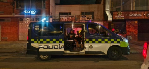 el soldado resultó herido en la mano derecha por un disparo de arma traumática.