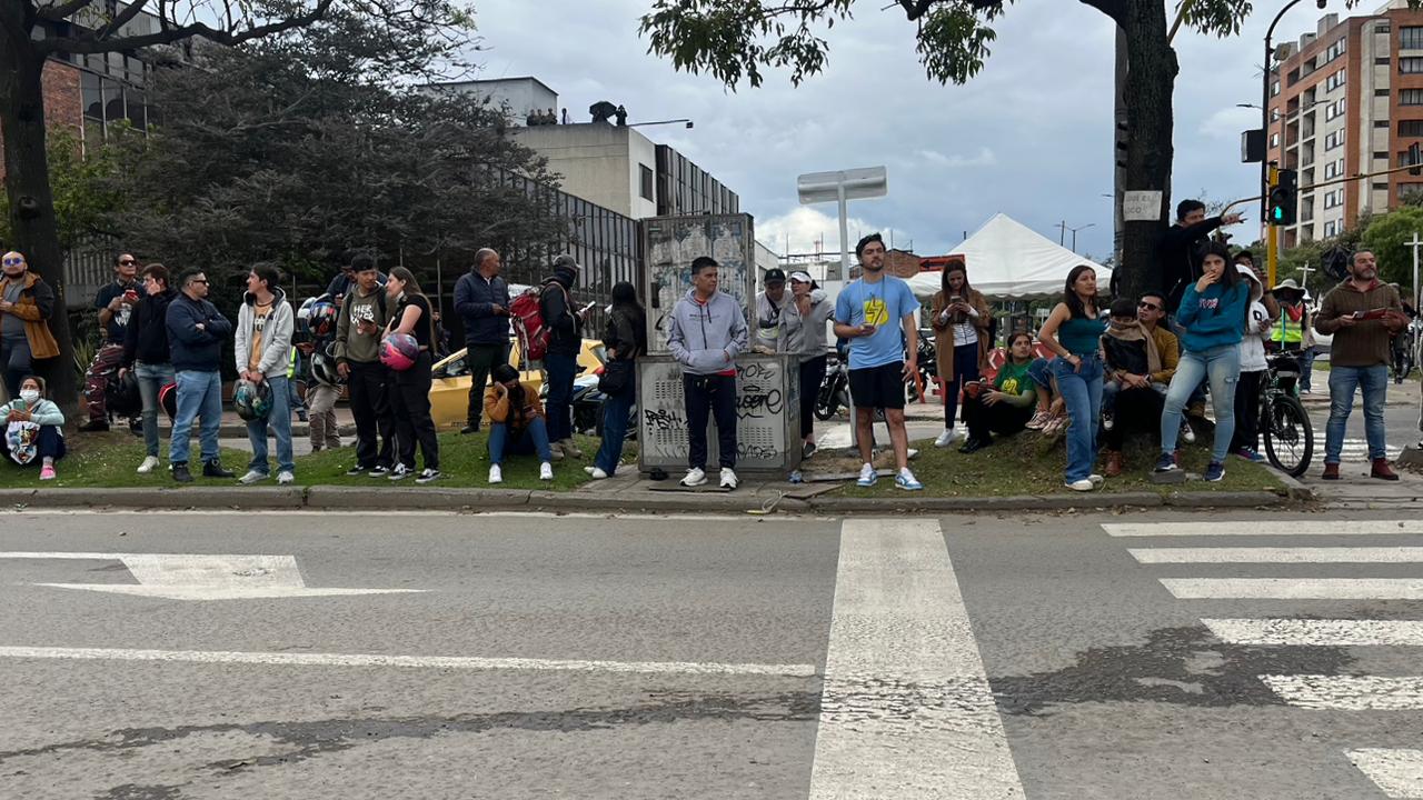 Ciudadanos viendo la implosión de los puentes de las Américas.