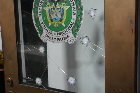 Imágenes compartidas por los propios uniformados muestran restos del explosivo en paredes y techos.