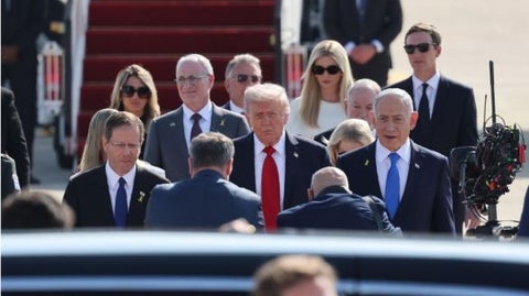 Donald Trump llegó este lunes a Israel para asistir a la entrega de los rehenes secuestrados por Hamás.