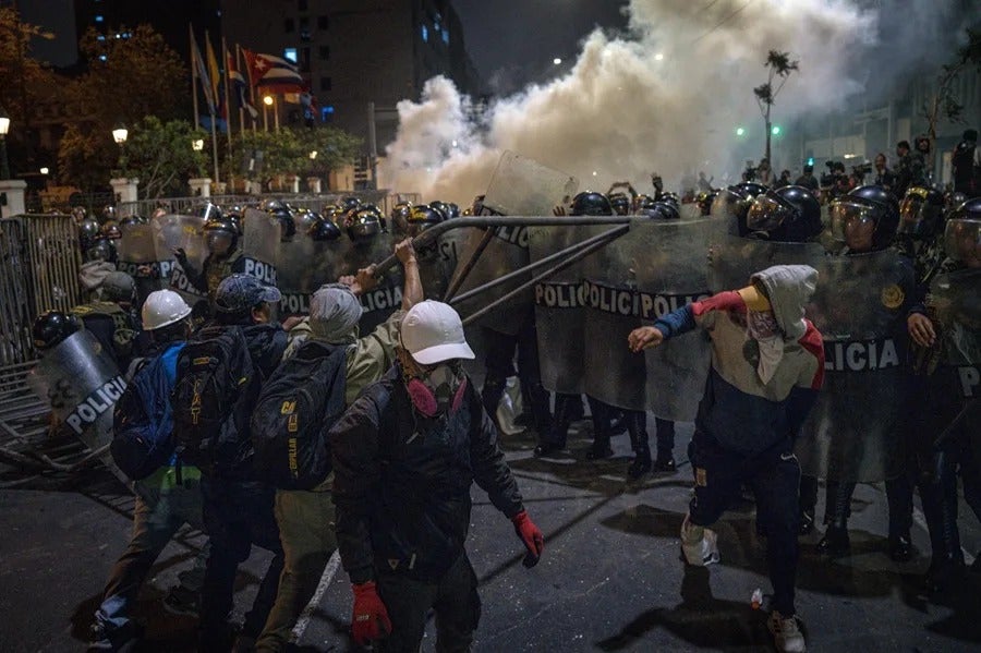 Los enfrentamientos también se produjeron en la sureña ciudad de Arequipa, entre policías y manifestantes.