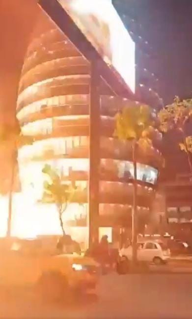 La explosión se produjo sobre las 18:30 hora local, después de que una camioneta que estaba estacionada empezó a incendiarse rápidamente.