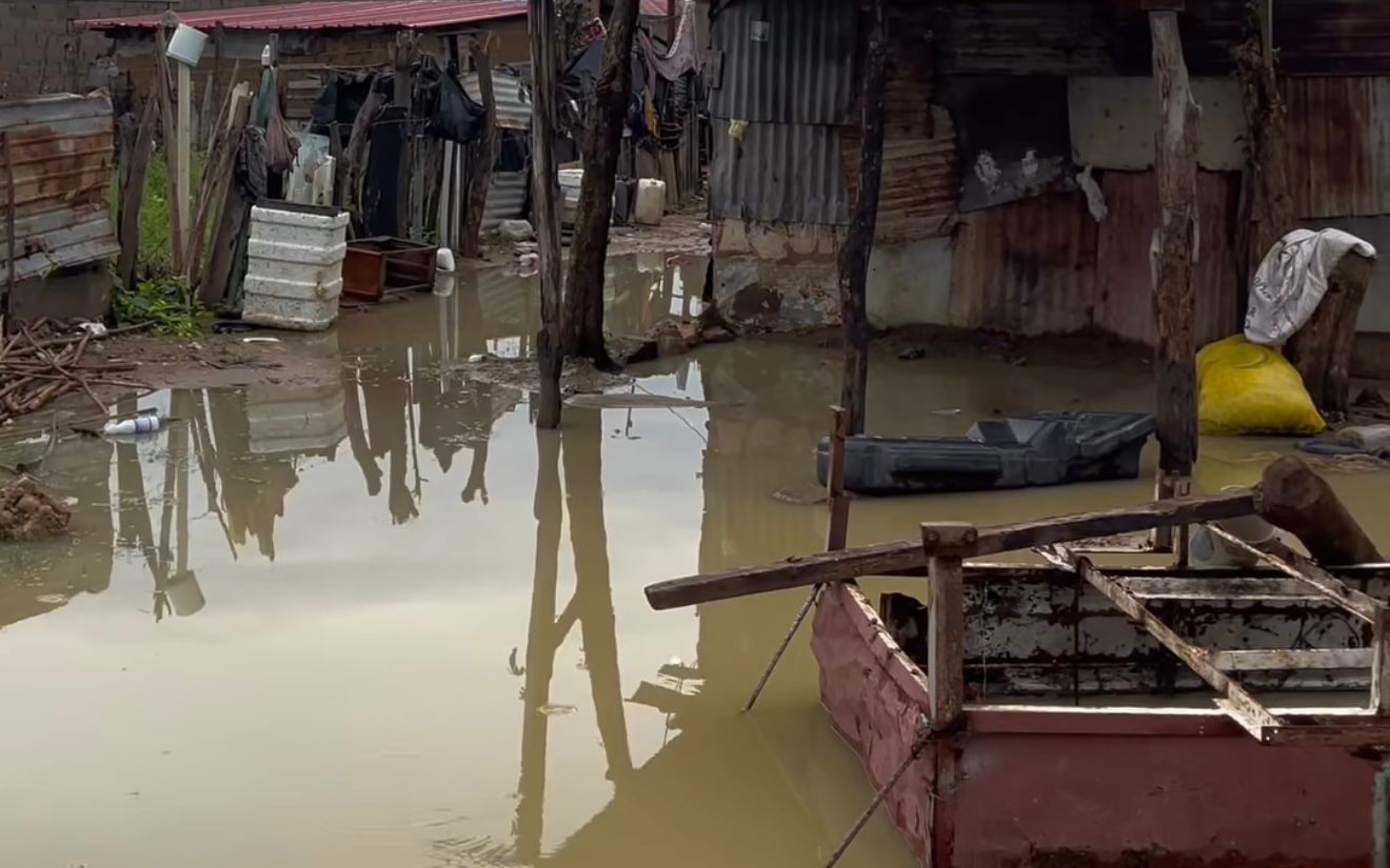 Emergencia por tormenta tropical Melissa en La Guajira: más de 4 mil familias afectadas y un hombre fallecido por impacto de rayo. Llamado a la UNGRD para apoyo a damnificados.