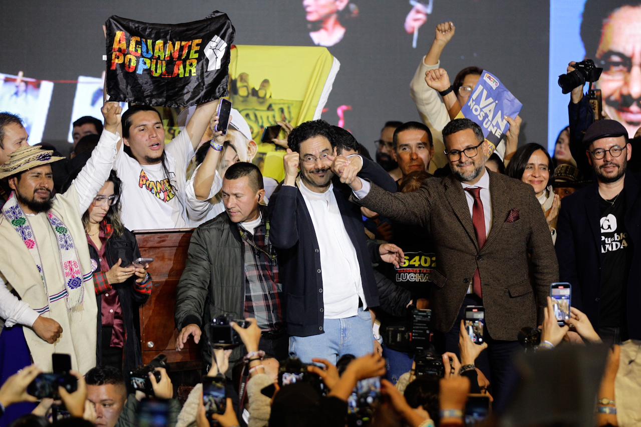 Iván Cepeda junto al abogado Miguel Ángel del Río en el evento de cierre de campaña de la precandidatura presidencial del senador.