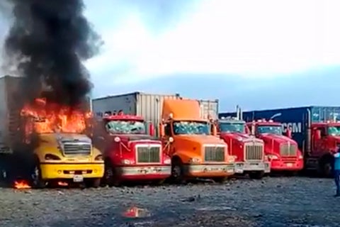CamionesQuemadosBuenaventura1.jpg