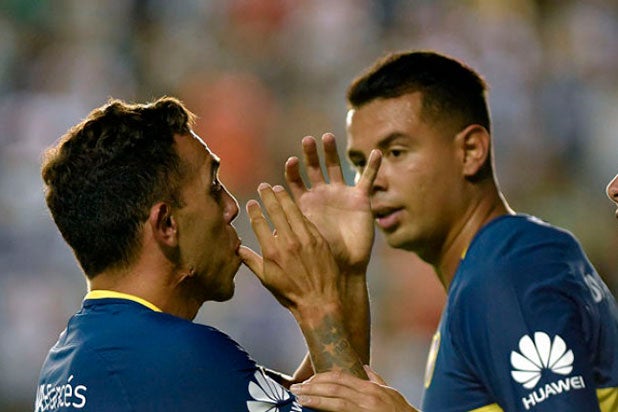 Carlos-Tévez-y-Edwin-Cardona-en-Boca-Juniors-FOTO-AFP.jpg